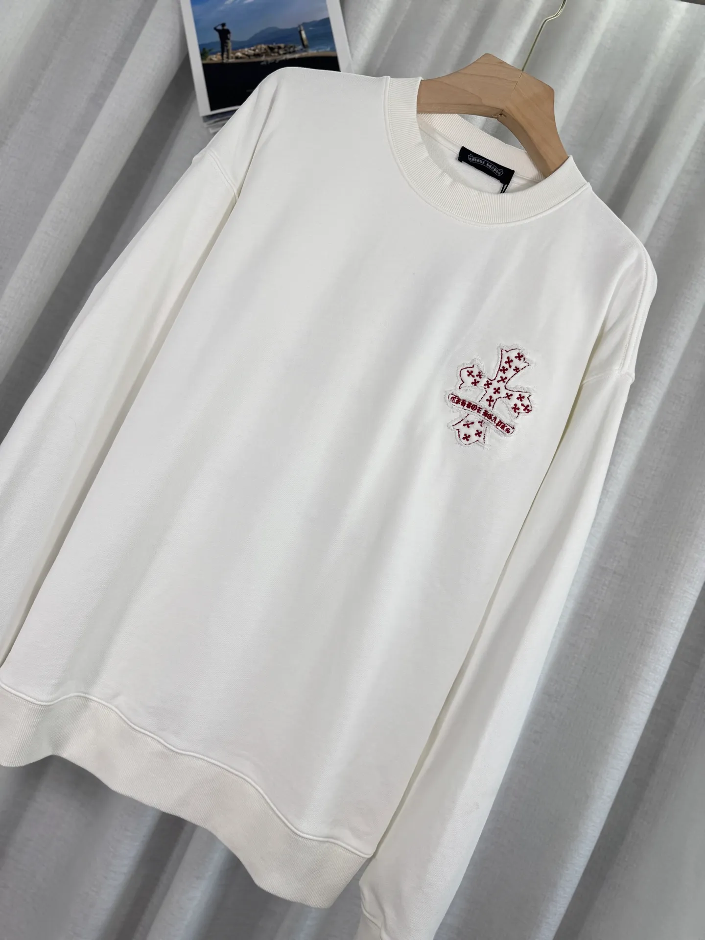 P260 top version, real shot without P, ​​different from market currency) 𝗖𝗵𝗿𝗼𝗺𝗲 𝗛𝗲𝗮𝗿𝘁𝘀/Cro Heart 2025 washed patch embroidery autumn and winter new original single counter American laser burnt 3D three-dimensional color embroidered couple casual sweatshirt 👑The highest version! Customized fabric 420g tripe terry fabric! American acid-washed and distressed original fabric laser burnt ✟appliqué embroidery and exquisite embroidery of letters! The best-selling model in the counter, very comfortable to wear. Accessories: original molded and authenticated collar label➕100% silk wash label. Genuine purchase-grade original hangtag➕matching hanging rope➕3D hanging beads➕original packaging bag. Craftsmanship: The original version has consistent wiring! The highest version of the armhole matching technique! Color: White Black Size: S M L XL Style Number: 25-316